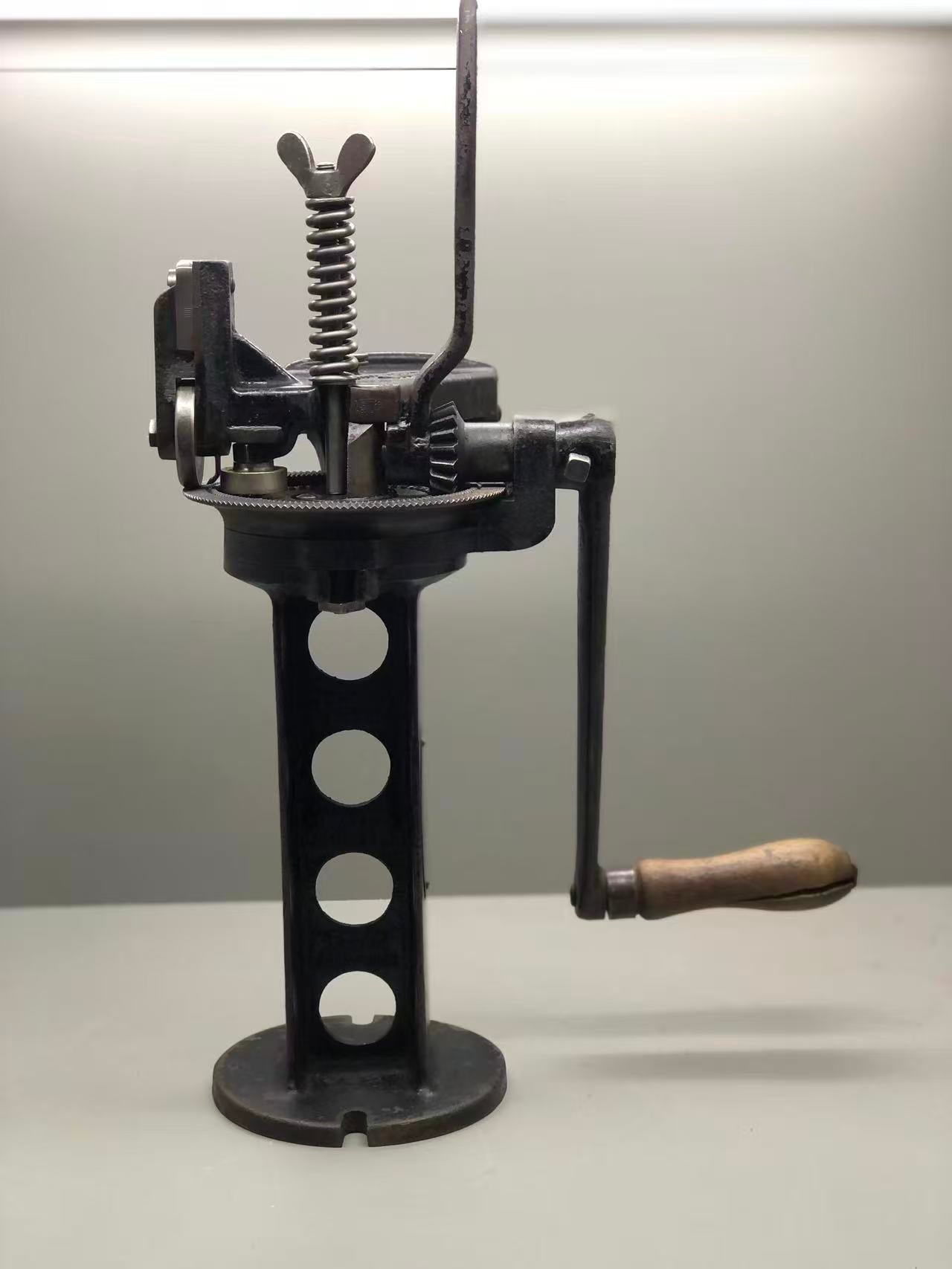 Junker & Ruh R 28 channeling machine for shoemaking
