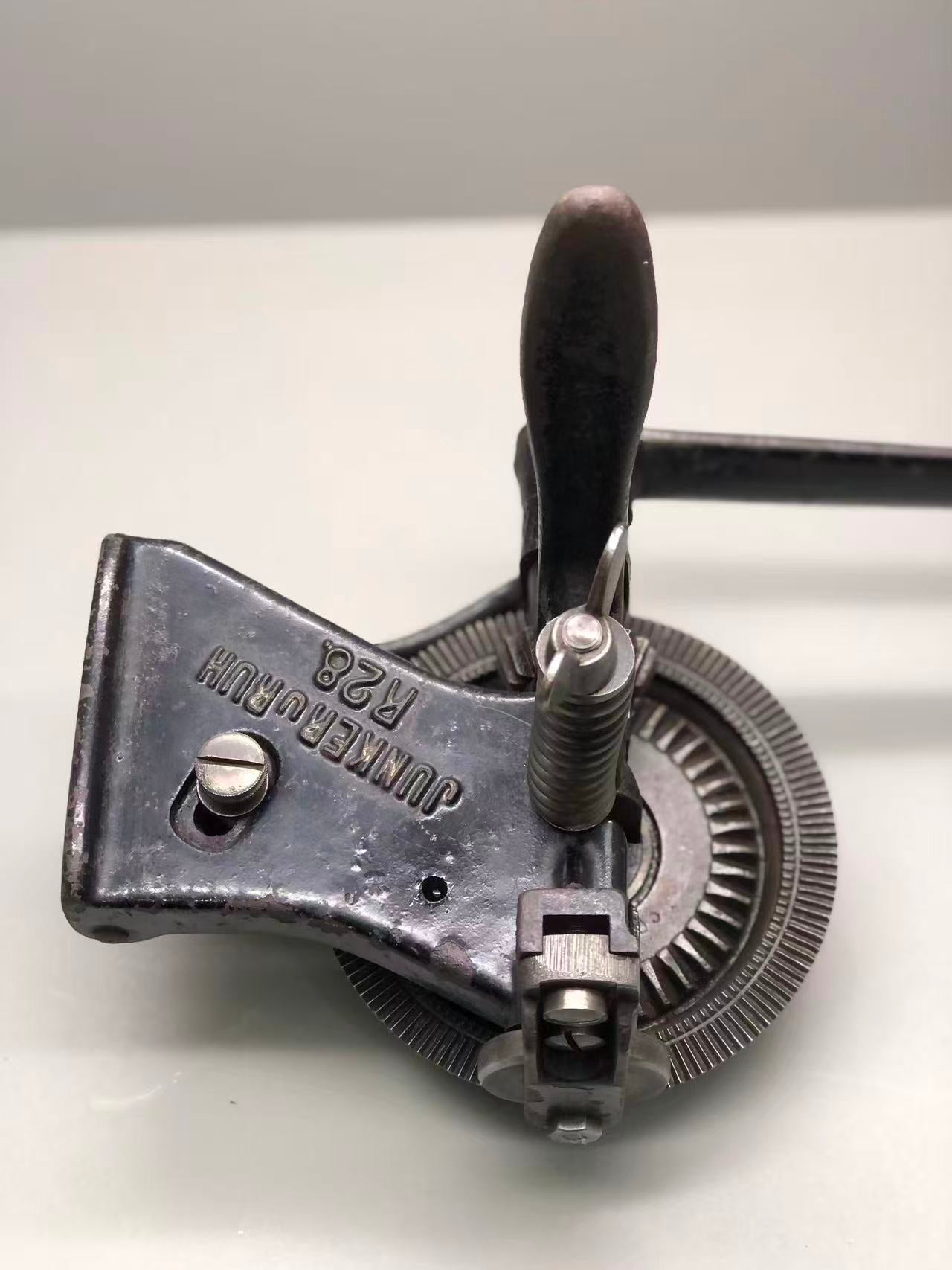 Junker & Ruh R 28 channeling machine for shoemaking