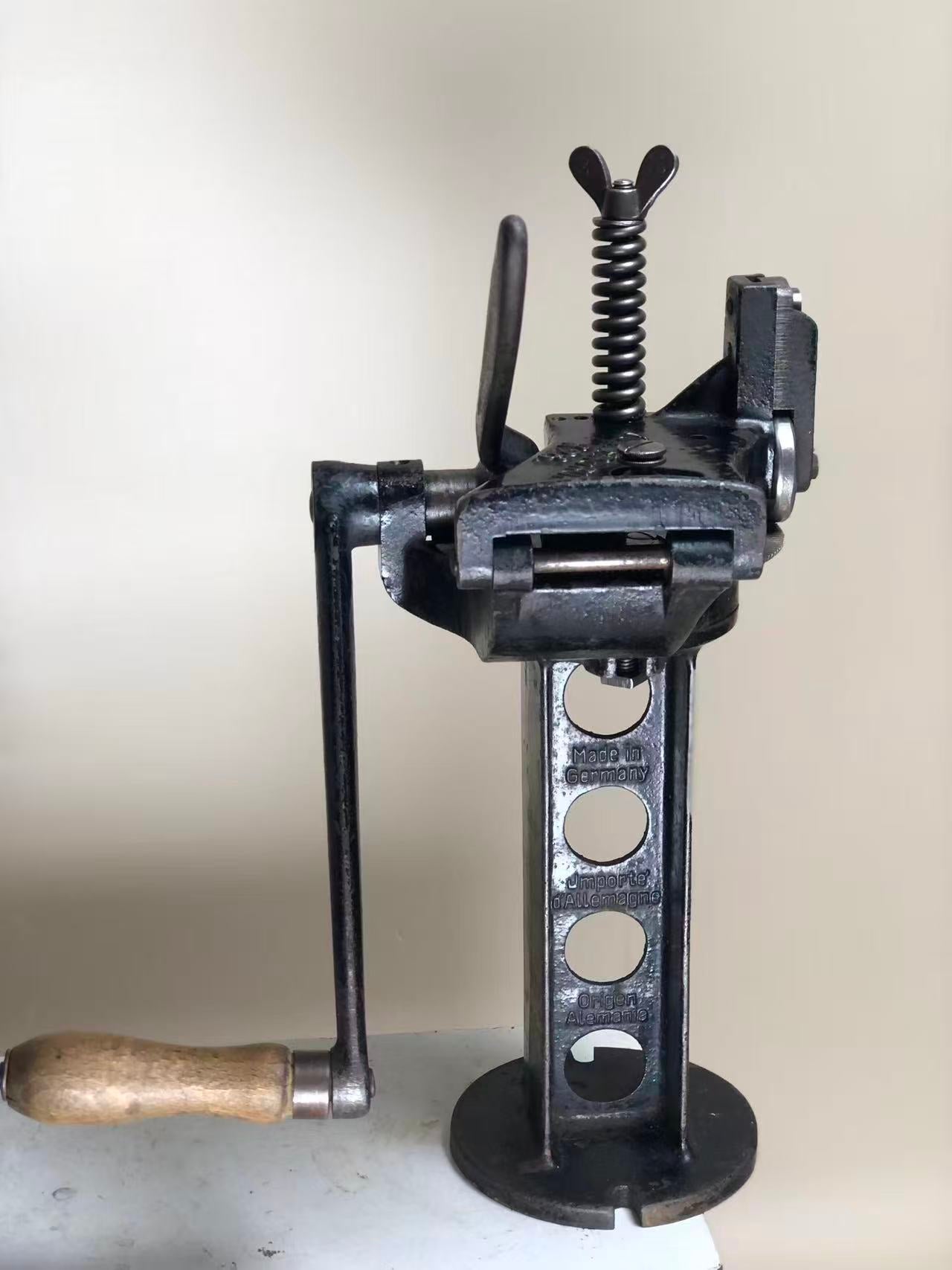 Junker & Ruh R 28 channeling machine for shoemaking