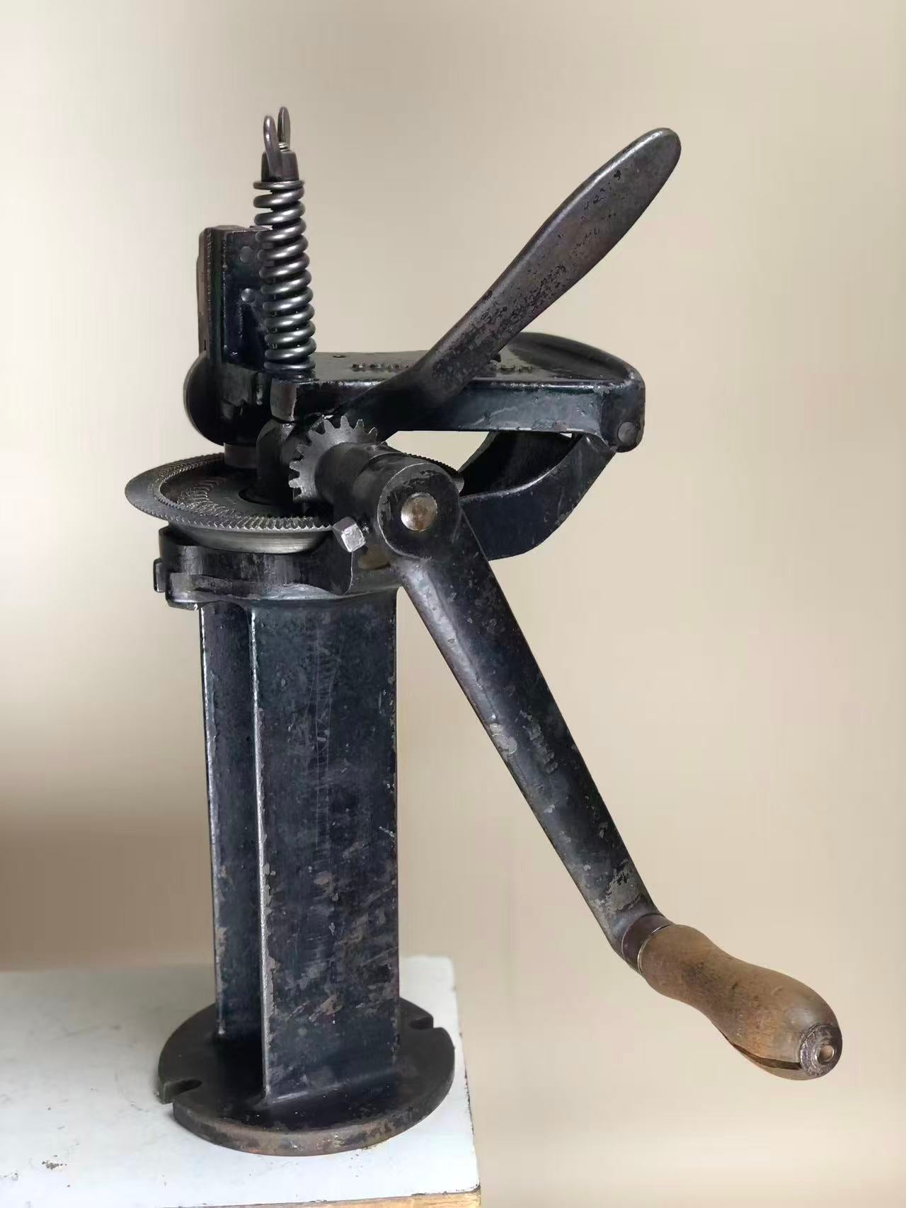 Junker & Ruh R 28 channeling machine for shoemaking