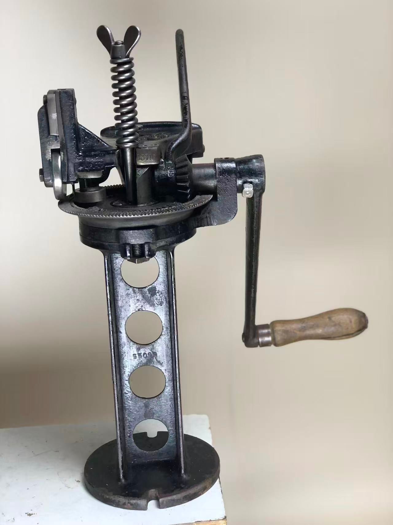 Junker & Ruh R 28 channeling machine for shoemaking