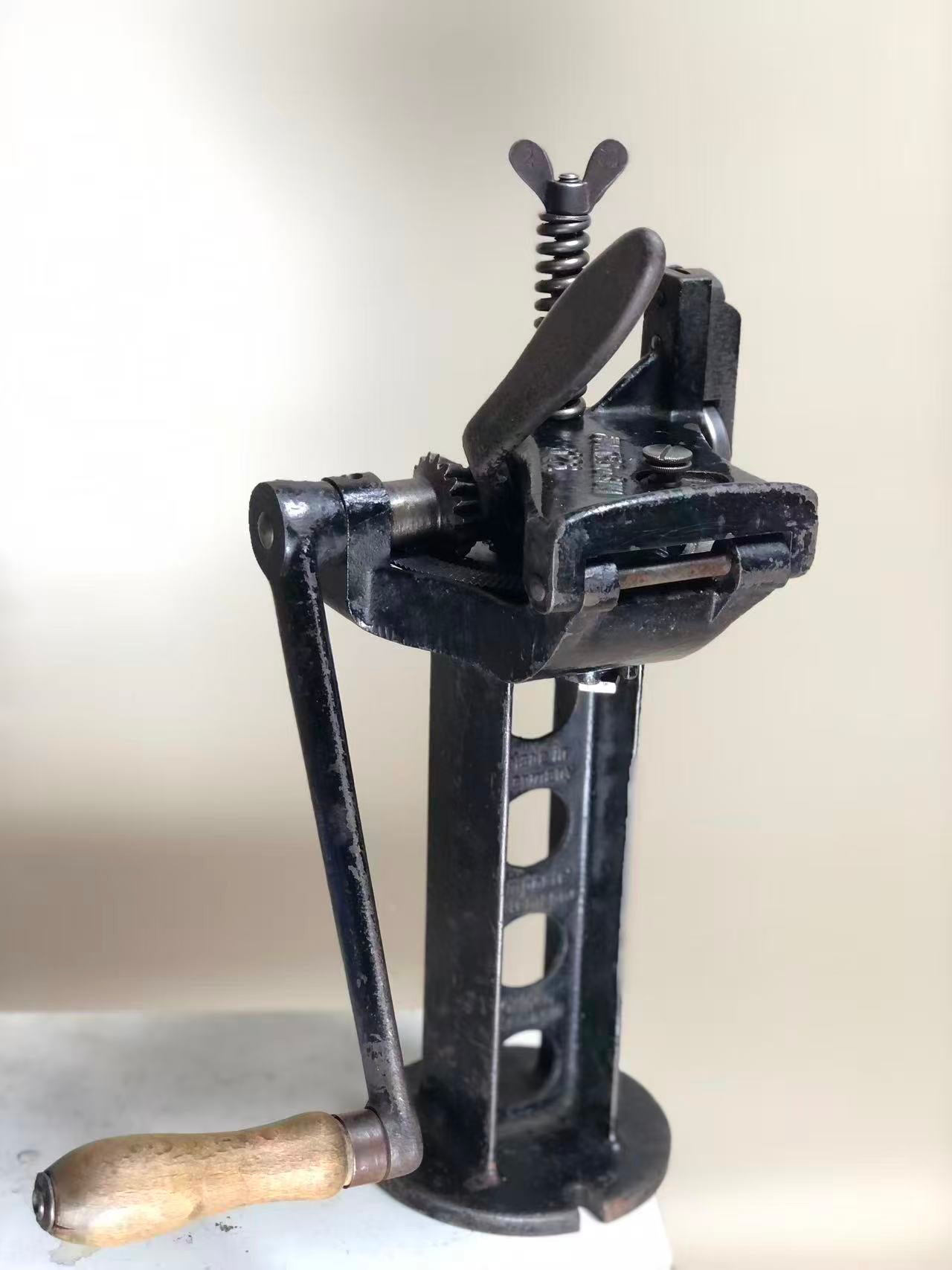 Junker & Ruh R 28 channeling machine for shoemaking